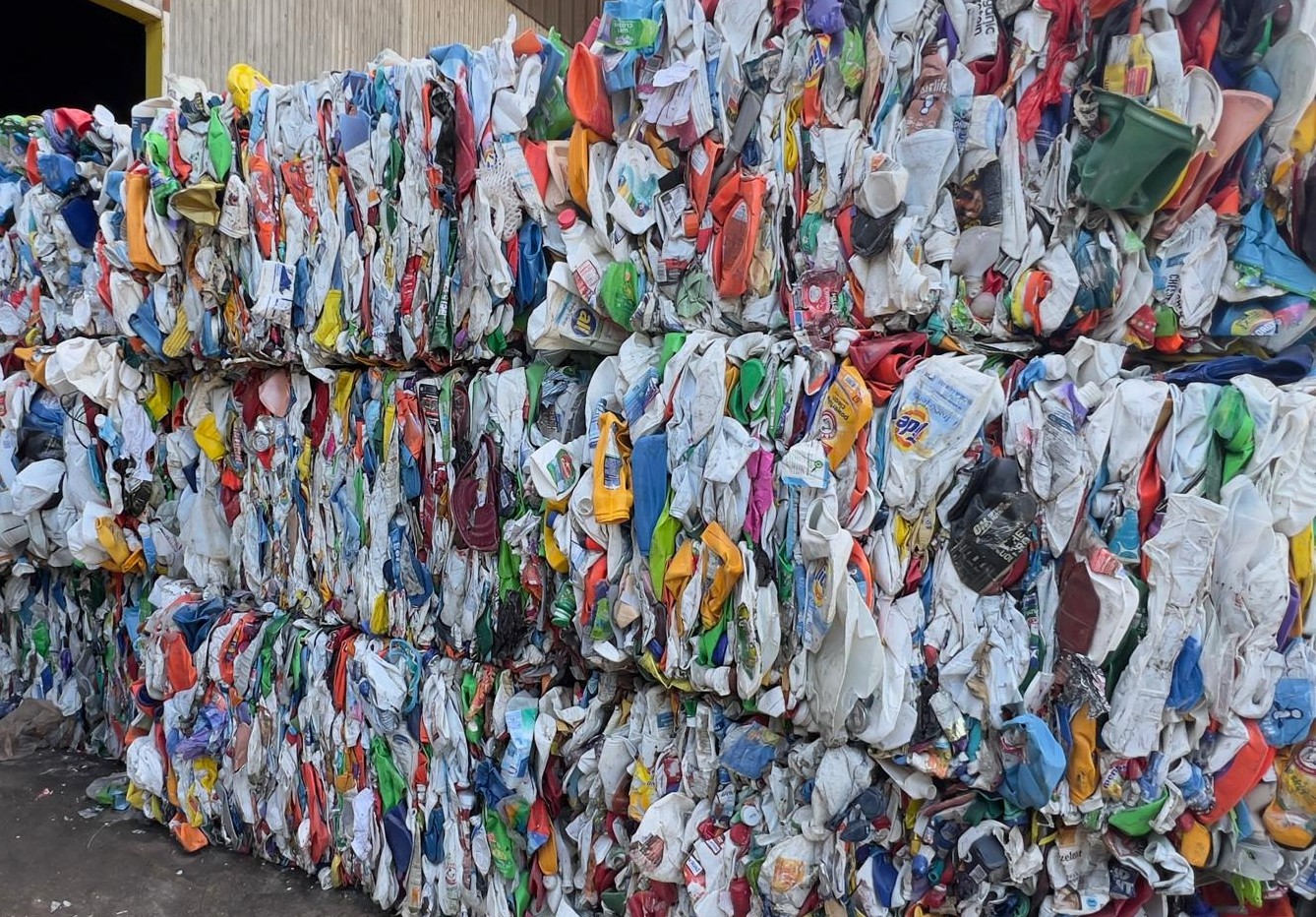 Mixed-color HDPE bales for pipe, lumber and compounding applications